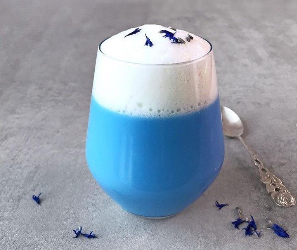 Лучший напиток для засыпания: рецепт молока с голубой луной