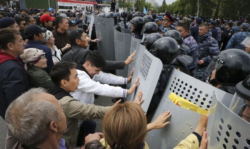 Казахстанцы заставили власти снизить цены на газ и отправили правительство в отставку