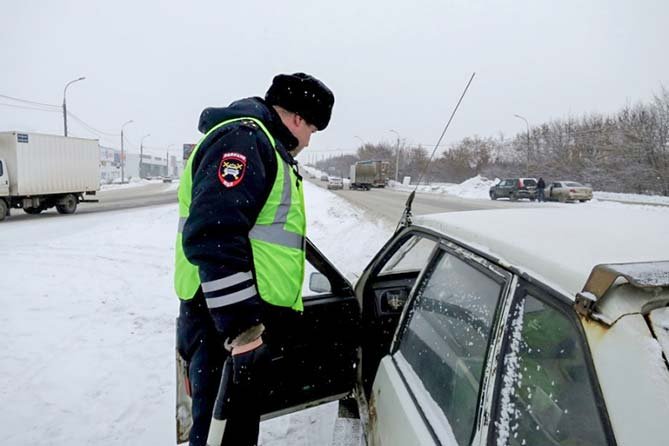 Сбежавшего после аварии на Красном проспекте водителя ищут сотрудники ГИБДД