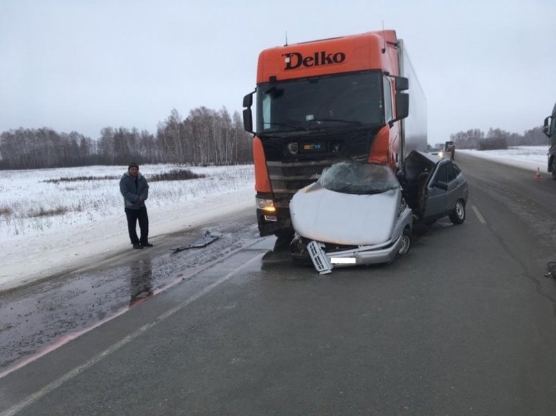 Двое человек погибли в аварии с большегрузом под Куйбышевом