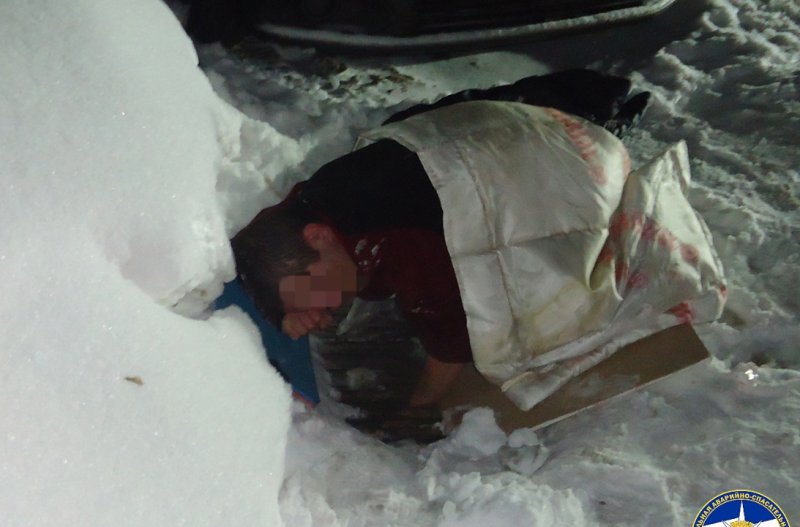 «Спасатели укрыли одеялом»: пьяный мужчина в мороз застрял в ливневой канализации
