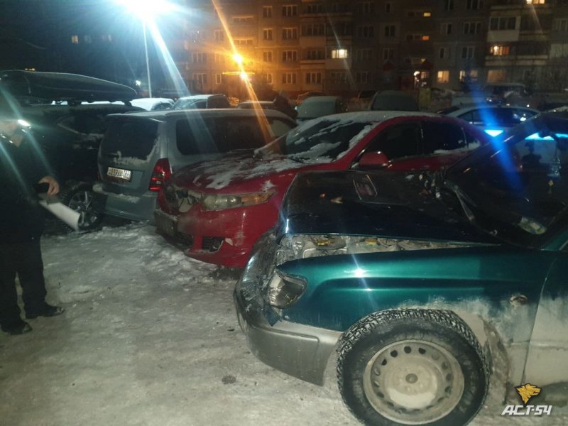 В Новосибирске водитель иномарки разбил семь автомобилей на придомовой парковке