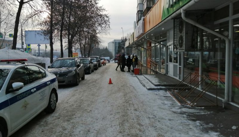 Беременная женщина и годовалый ребенок попали под колеса автомобиля – водитель скрылся с места ДТП