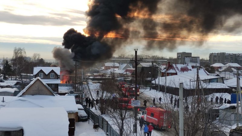 В Новосибирске усиливают группировку пожарных для тушения горящей цистерны с бензином