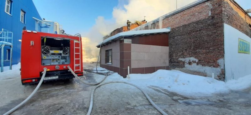 Крыша производственного здания обвалилась в пожаре на Большевистской