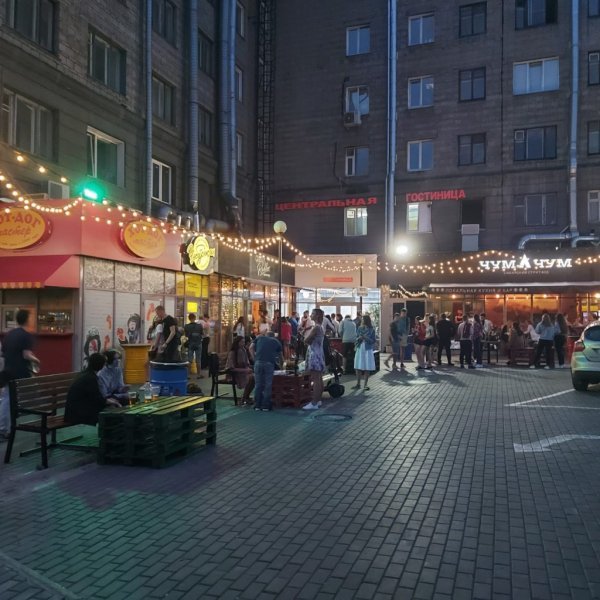 Власти Новосибирска потребовали снести ресторанный дворик возле Первомайского сквера