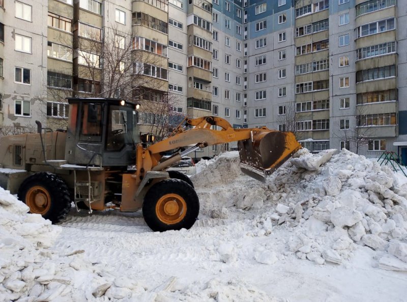 Ледяную горку для детей трактором сломали на улице Высоцкого