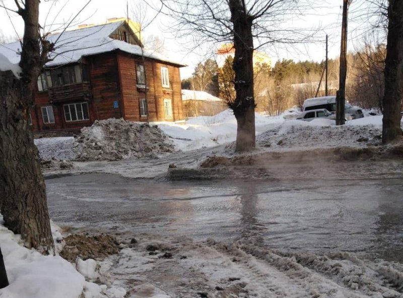 Улицы Академгородка залило водой из-за порыва магистральной трубы