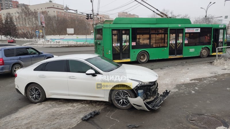 Полиция ищет сбежавшего после ДТП с троллейбусом водителя каршерингового Kia