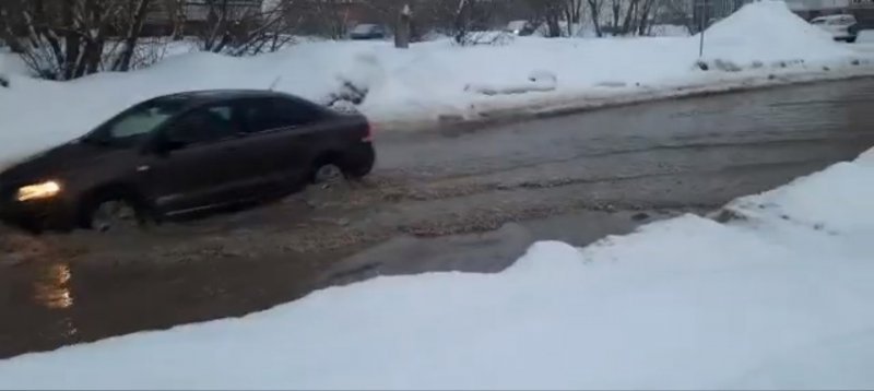 Улицы и дворы Октябрьского района затопило водой (ВИДЕО)