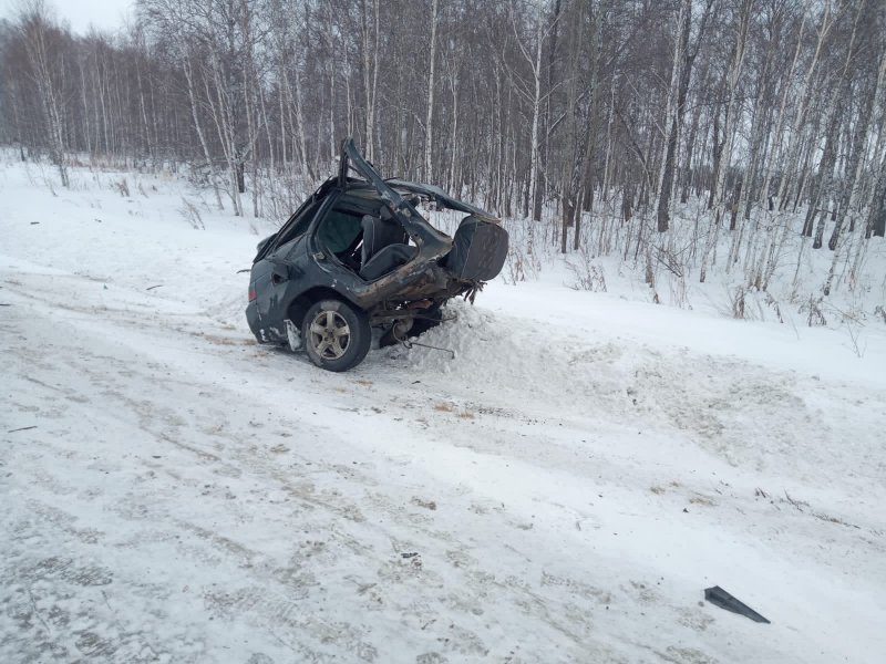 Пополам разорвало автомобиль после лобового ДТП: двое погибли