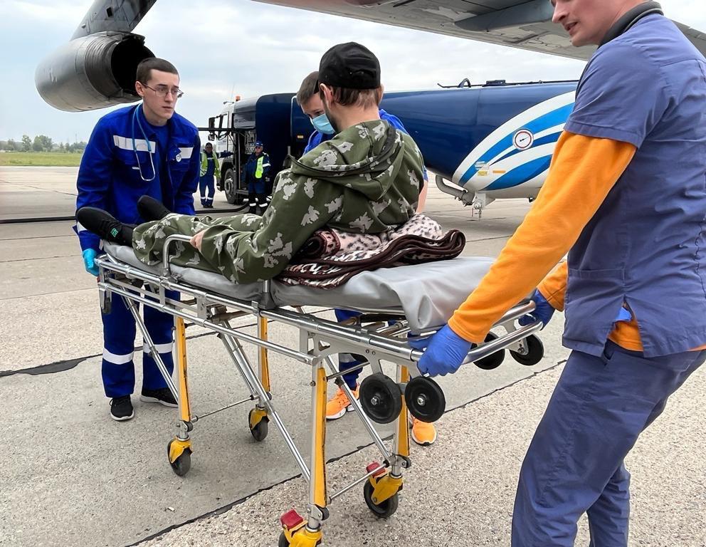 Раненых из ЛНР спецбортом доставили в Новосибирск