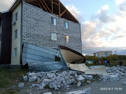Шквалистый ветер обрушил часть многоквартирного дома в Новосибирской области