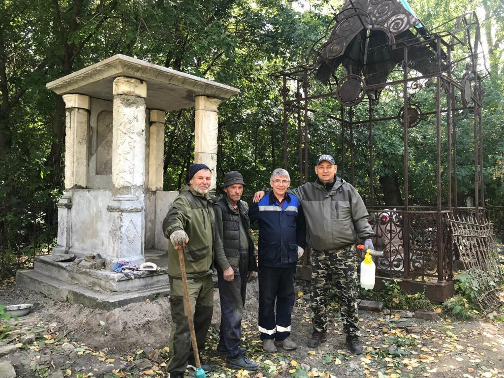 Старинное кладбище основателей Куйбышева за свой счет восстанавливают волонтеры
