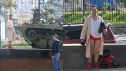 Мужчина в красных трусах устроил фотосессию на памятнике участникам локальных войн (ВИДЕО)