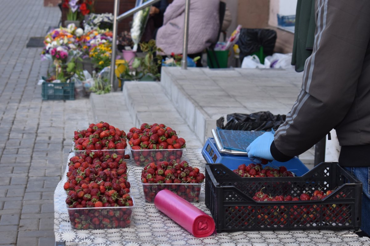 Группой быстрого реагирования пришлось изгонять торговцев фруктами на улице Хилокской