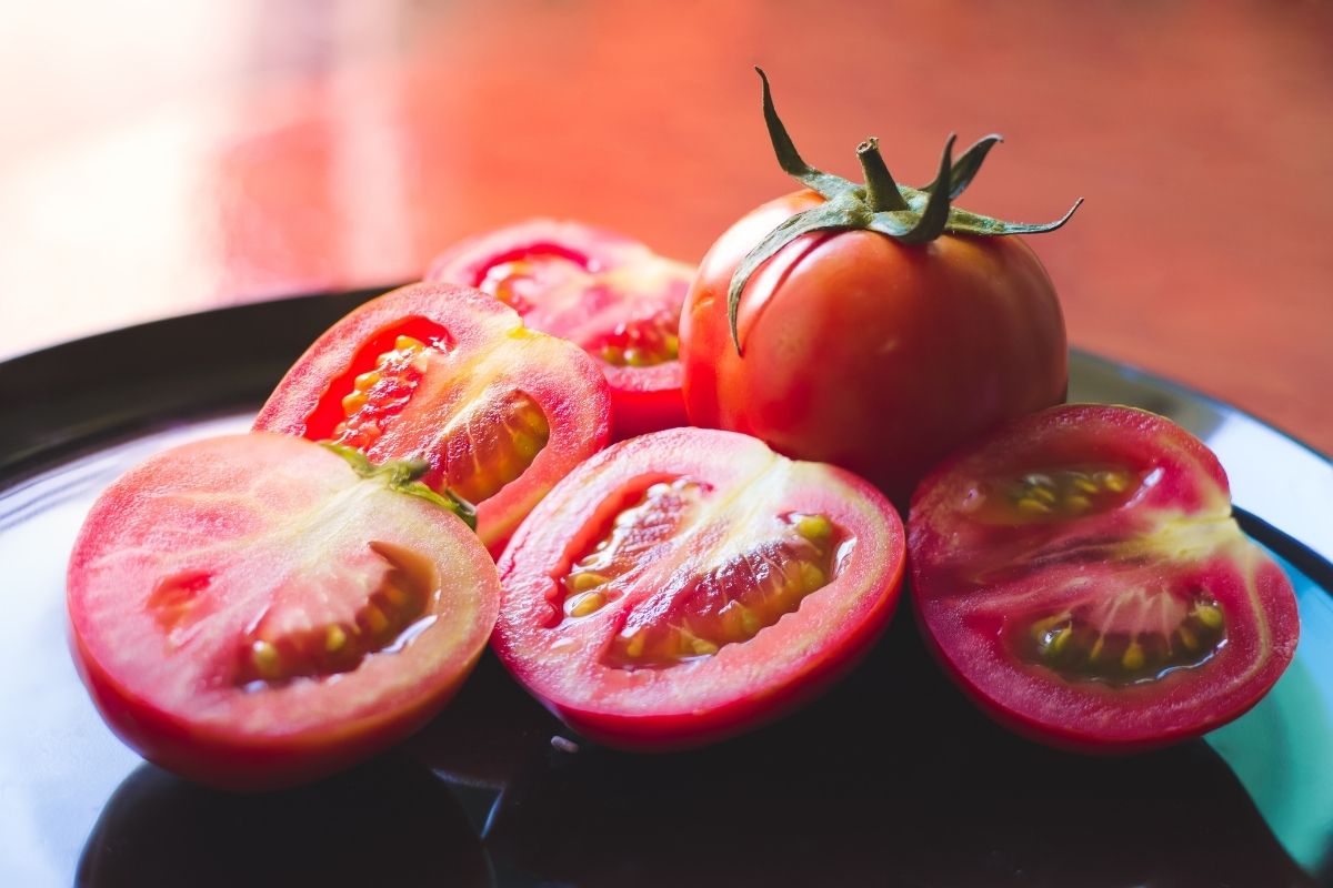Почему томаты внутри белые и с жесткими прожилками