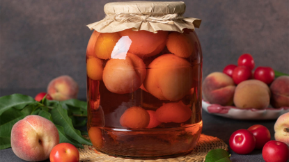 Зимой открыли банку и ахнули: простой рецепт компота из слив и персиков