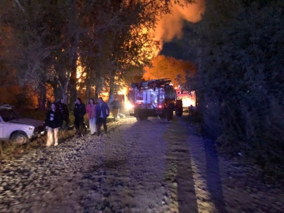 Автомастерская сгорела дотла в Ленинском районе Новосибирска (ВИДЕО)