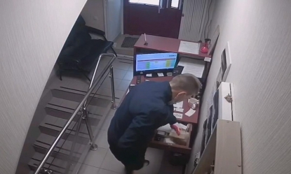Мужчина в медицинской маске ограбил квартирное бюро
