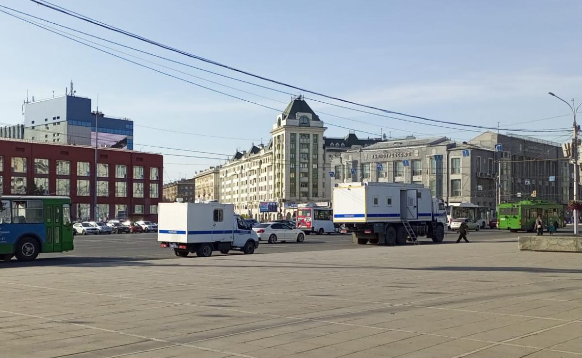 Автозаки дежурят на площади Ленина в Новосибирске