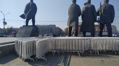 Экипажи полиции и ограждения появились на площади Ленина
