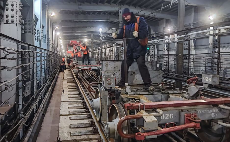 Все рельсы заменили внутри метромоста в Новосибирске