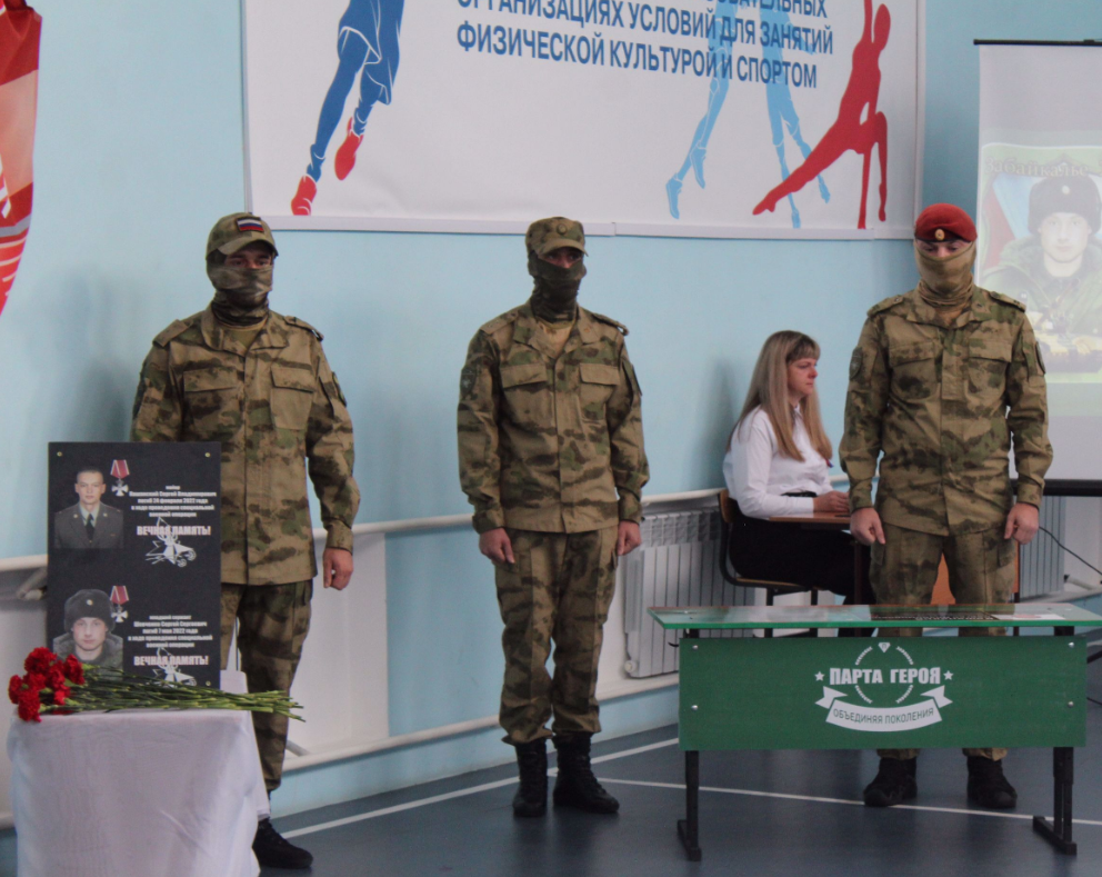 «Парту Героя» в школе открыли в память о погибшем новосибирском спецназовце на СВО