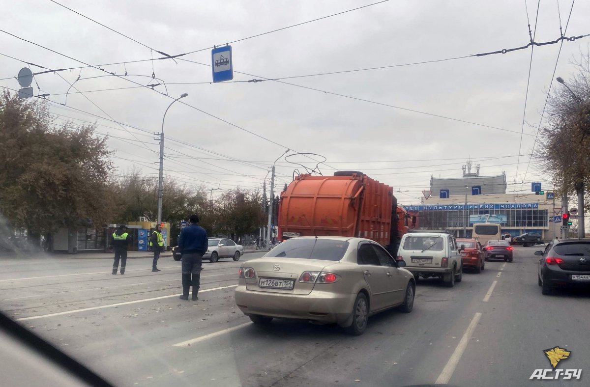 Женщина попала под мусоровоз в Новосибирске