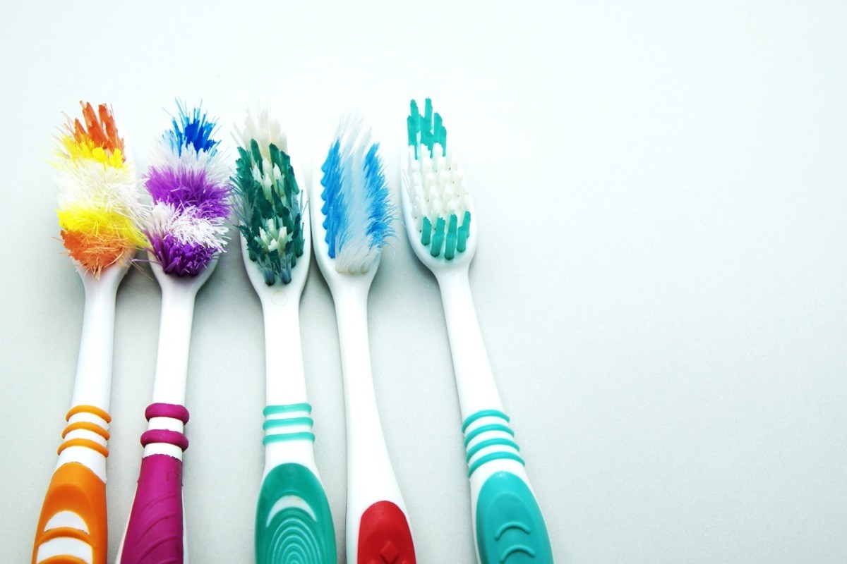 Десять признаков, что вам пора менять зубную щетку