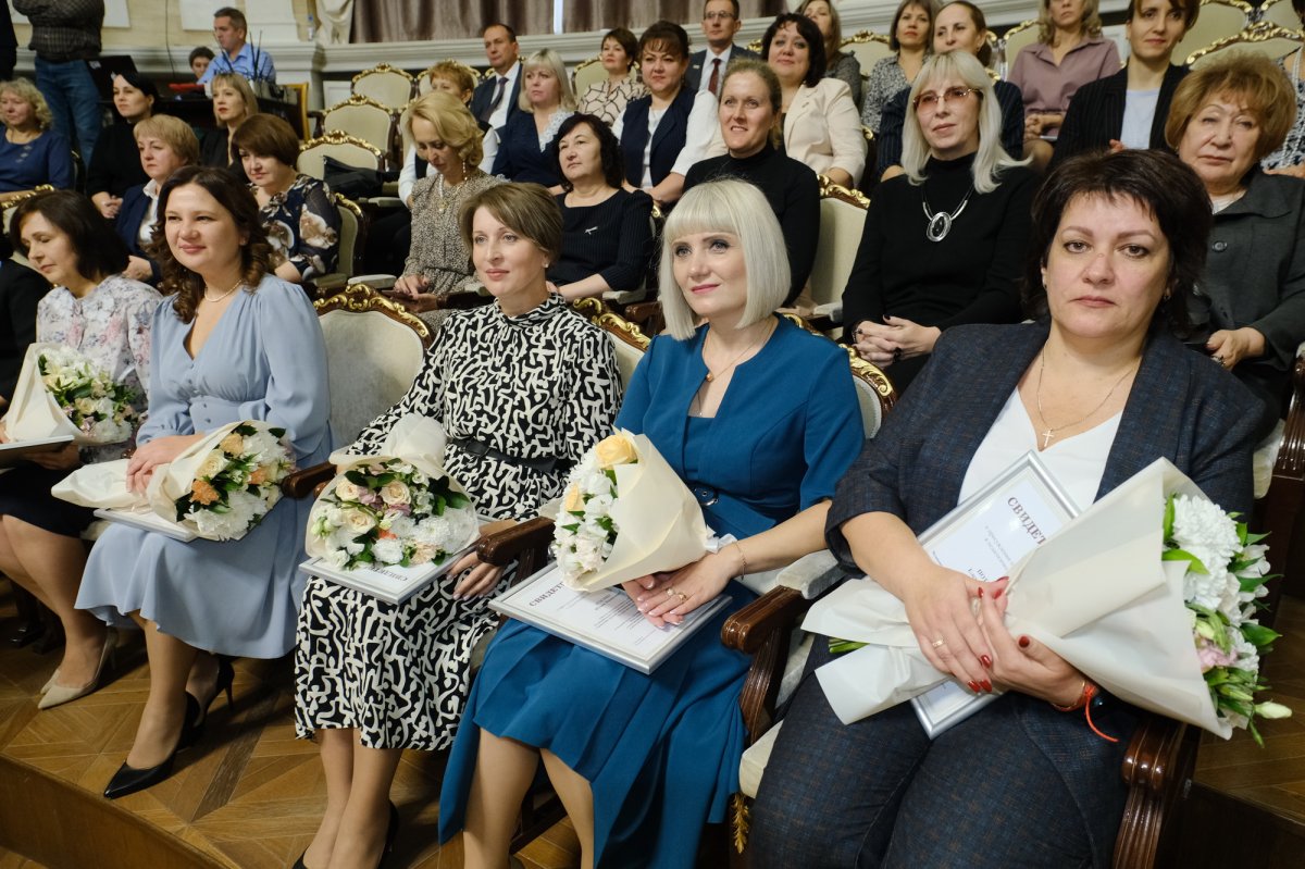 Андрей Травников поздравил учителей с профессиональным праздником и наградил лучших педагогов
