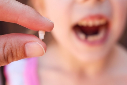 Почему нельзя выбрасывать молочные зубы ребенка