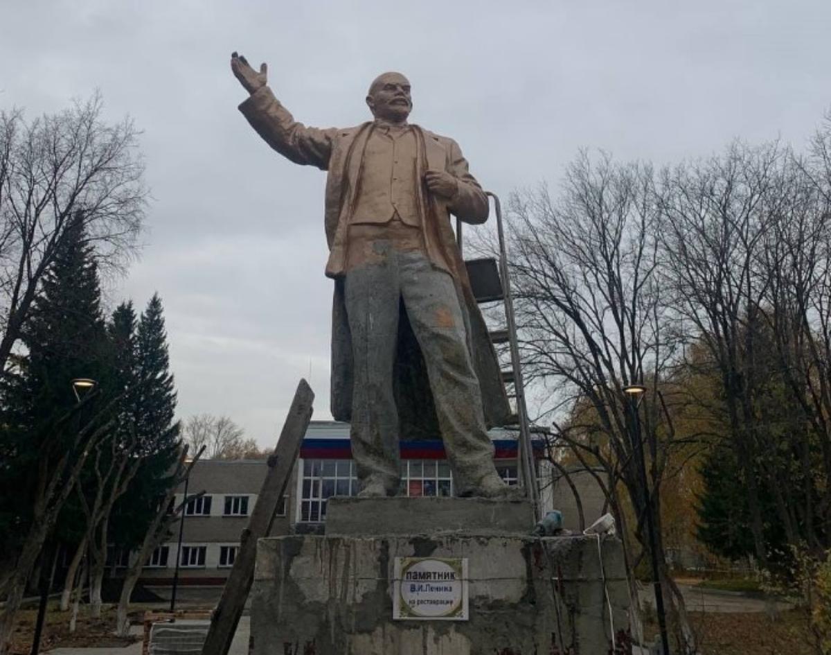 Власти Новосибирска показали «отреставрированный» наполовину памятник Ленину
