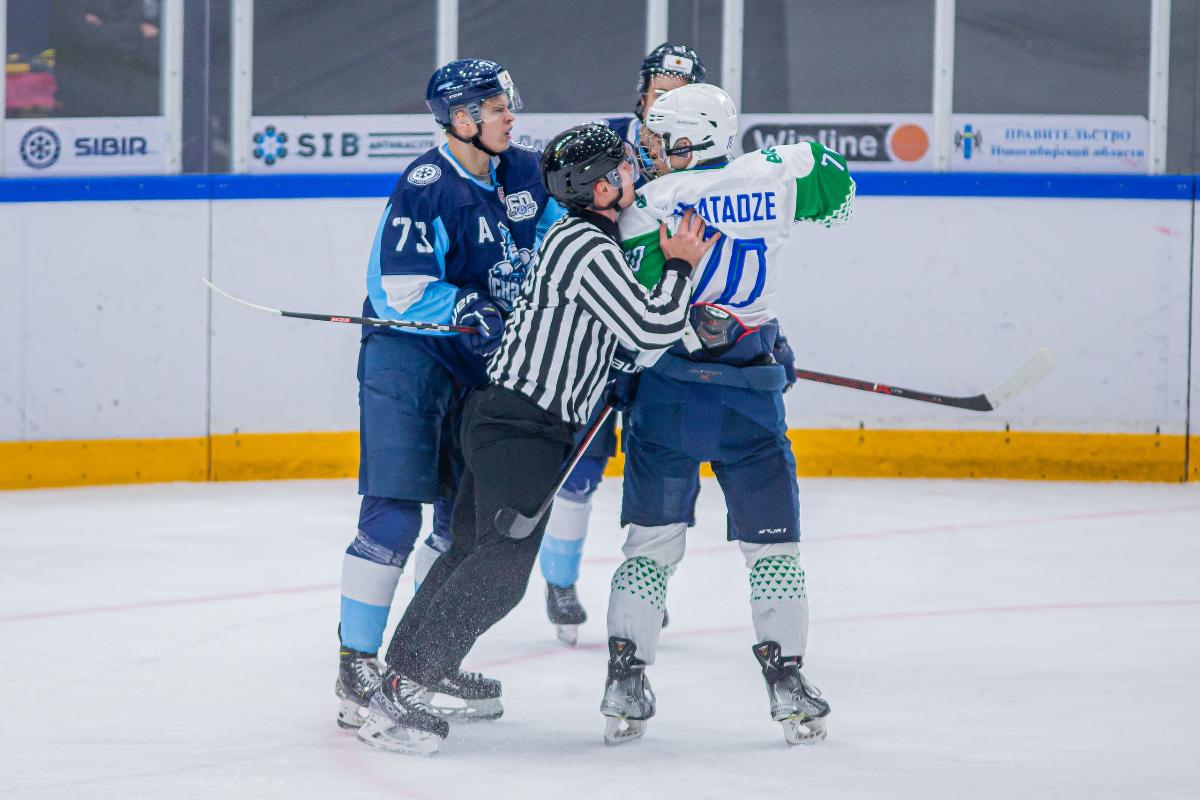 Неспортивное поведение: скорая помощь отказалась госпитализировать травмированного хоккеиста в Новосибирске