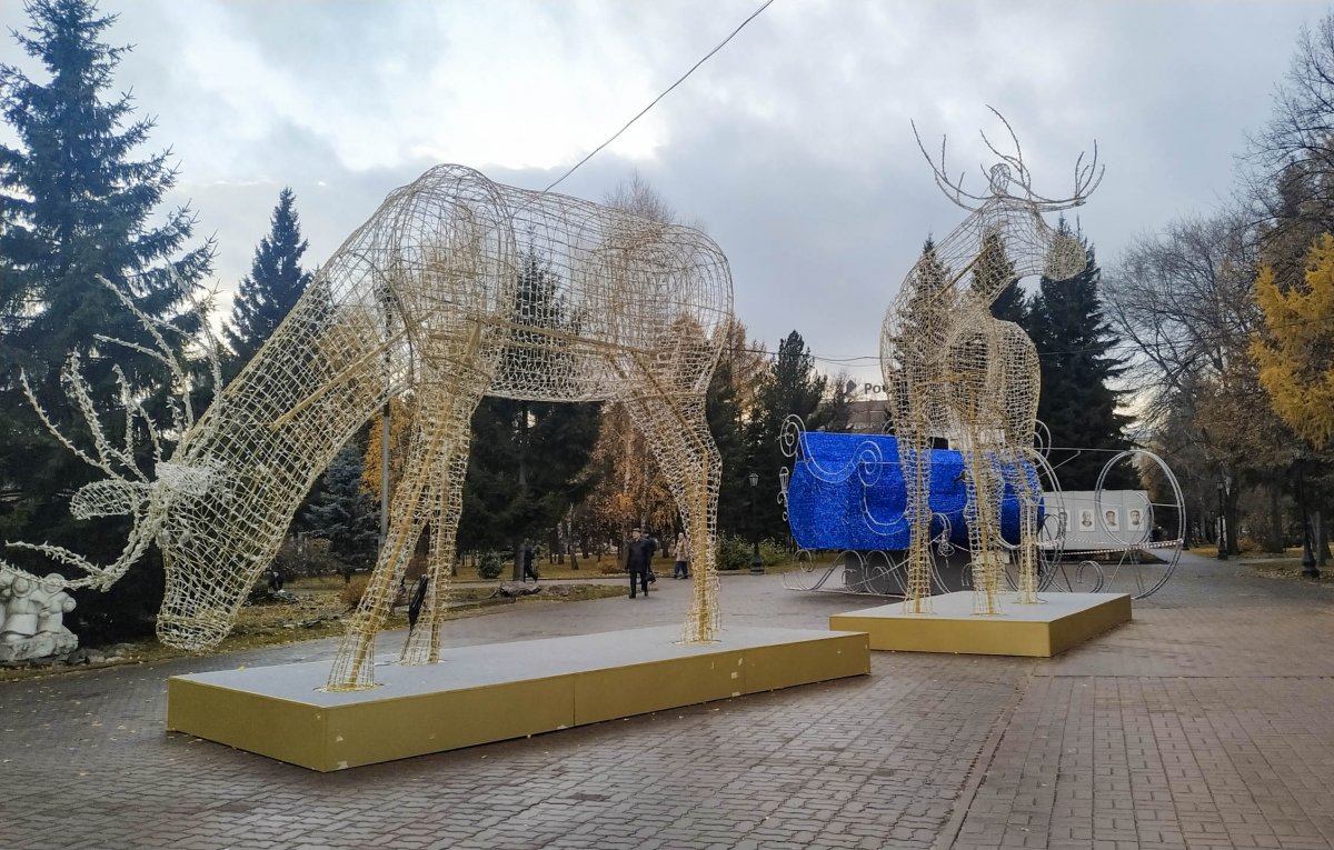 Гигантские олени и сани появились в центре Новосибирска