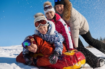 По снежным дорогам: выбираем инвентарь для зимних забав с детьми