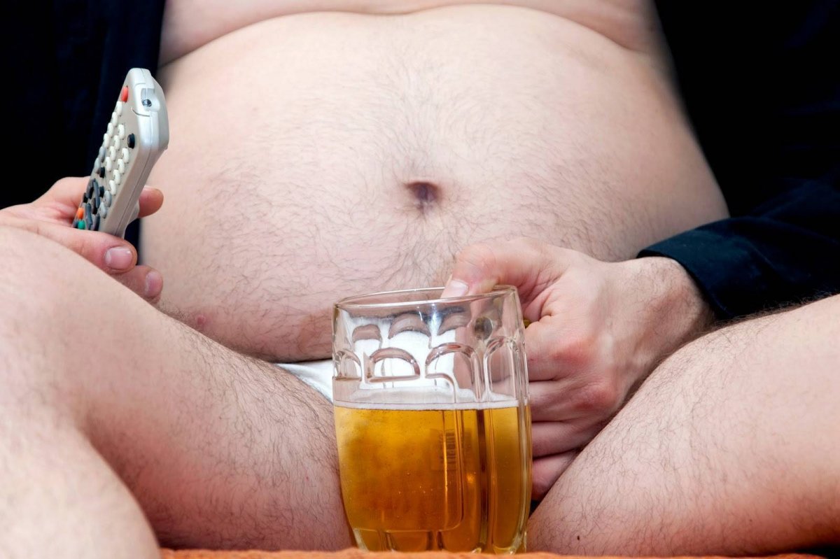 Не пей пиво, как тетенька станешь: уролог рассказал, как пиво влияет на фигуру и здоровье мужчин