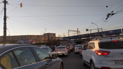 Автомобилисты встали в жестких пробках из-за открытия стелы «Город трудовой доблести»