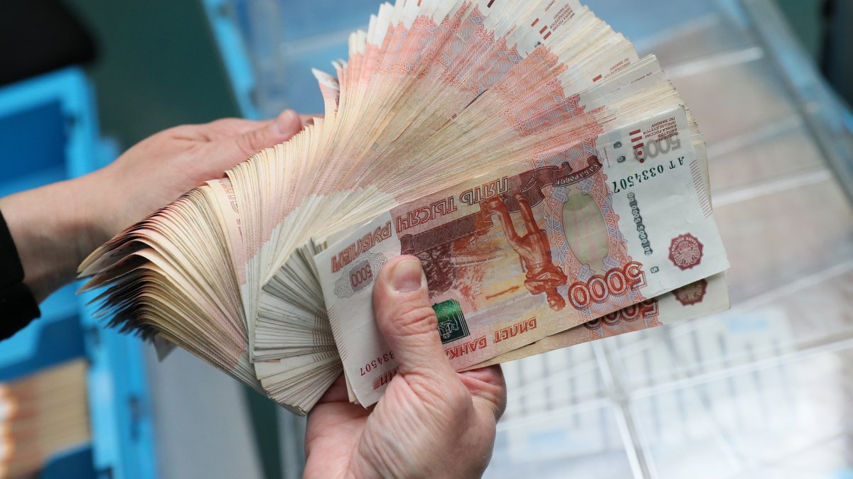 Эксперты: К концу года курс рубля упадет до 67 за доллар