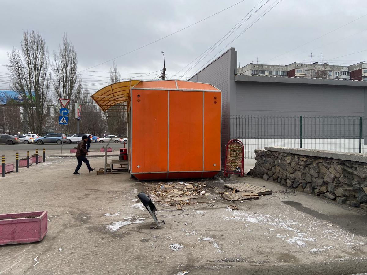 «Я пришел, а моего рабочего места нет»: киоск прессы опять демонтировали в Новосибирске несмотря на мораторий