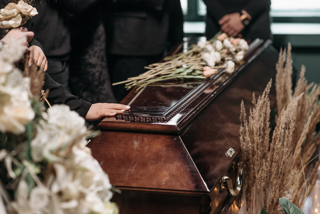 Умереть и воскреснуть: лечение депрессии похоронами 