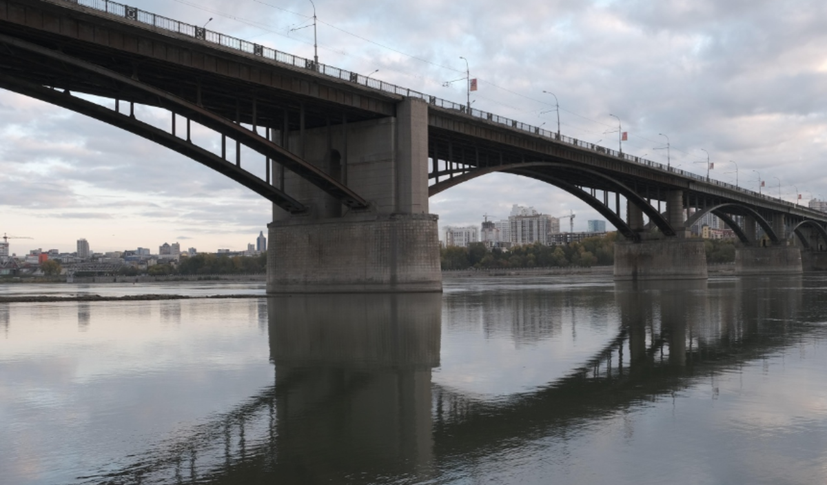 Октябрьский мост закрыли для пешеходов из-за угрозы жизни