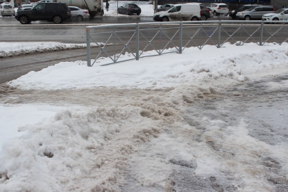 Отсудила 77 тысяч рублей за падение на неубранном от снега тротуаре жительница Новосибирска