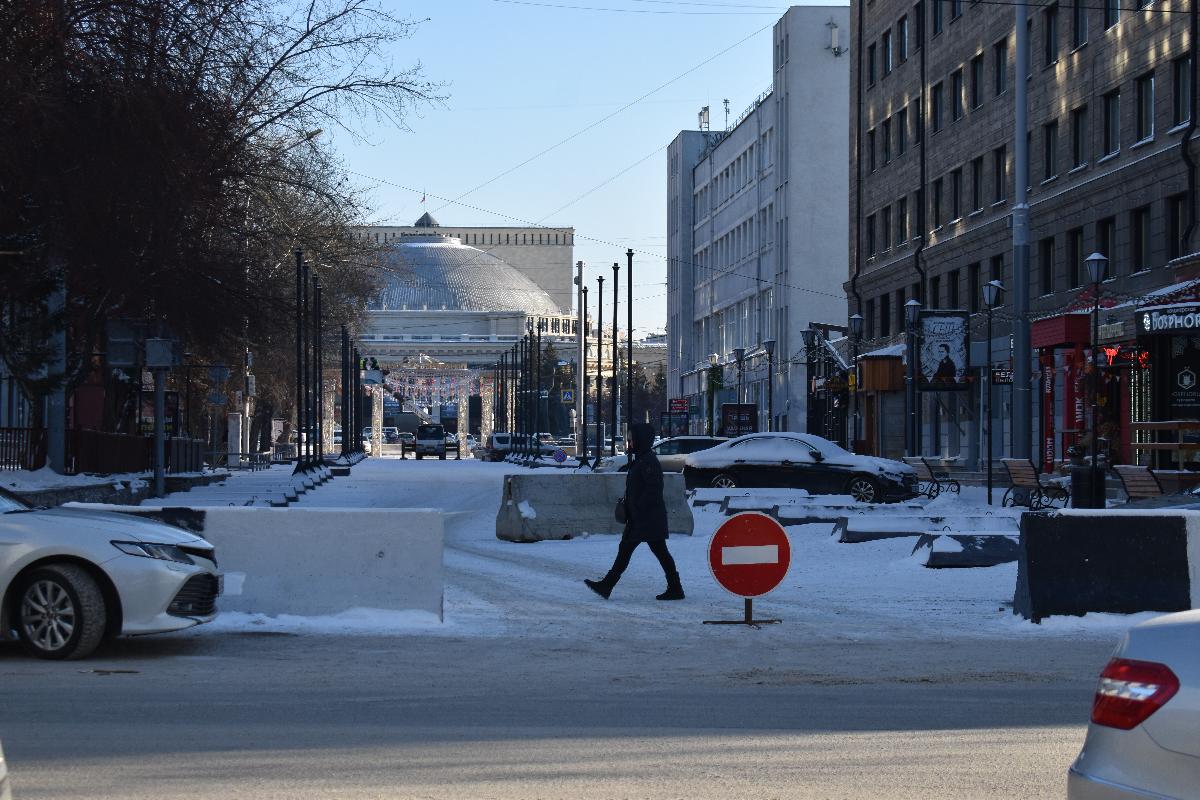 Снежинки над гробами: на перекрытой улице Ленина начали вешать гирлянды (ФОТО)
