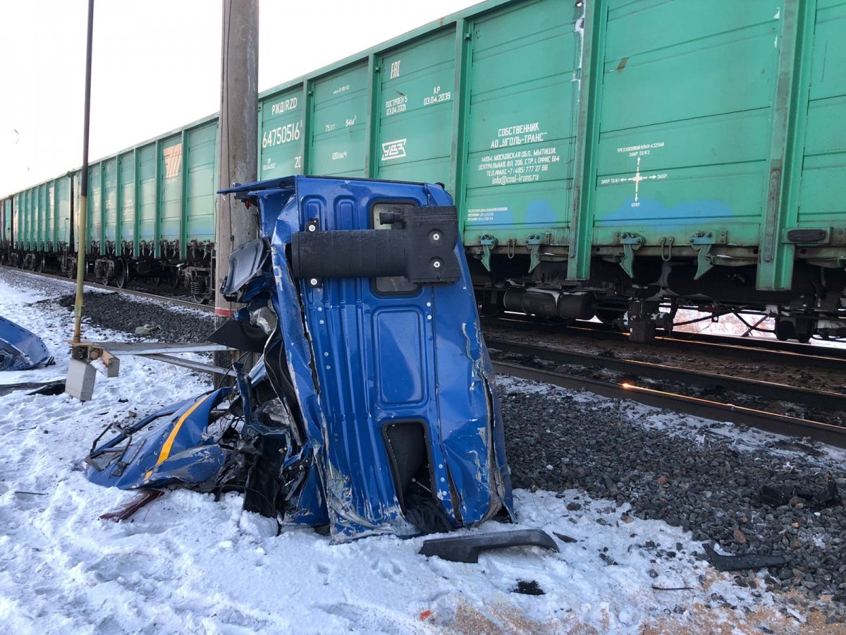 Локомотив сошел с рельсов после столкновения с КамАЗом на железнодорожном переезде
