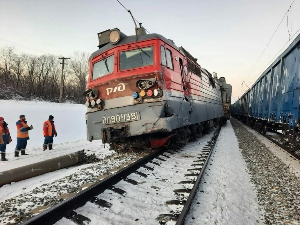 200 железнодорожников восстанавливают пути в месте схода поездов из-за ДТП с КамАЗом