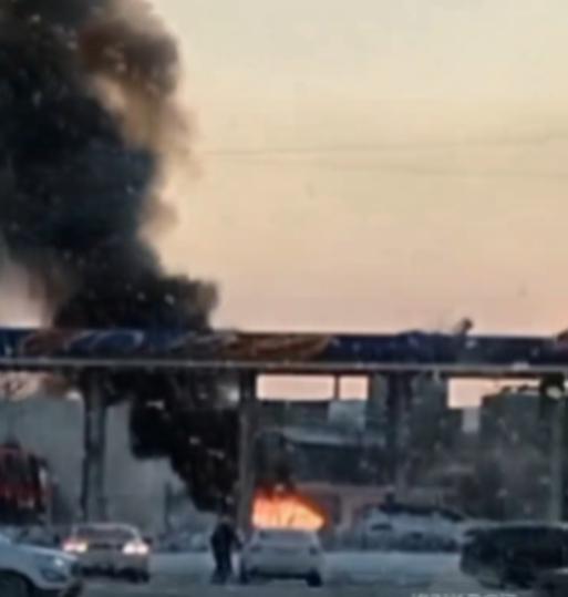 Два автомобиля сгорели в Новосибирске во время сильных морозов