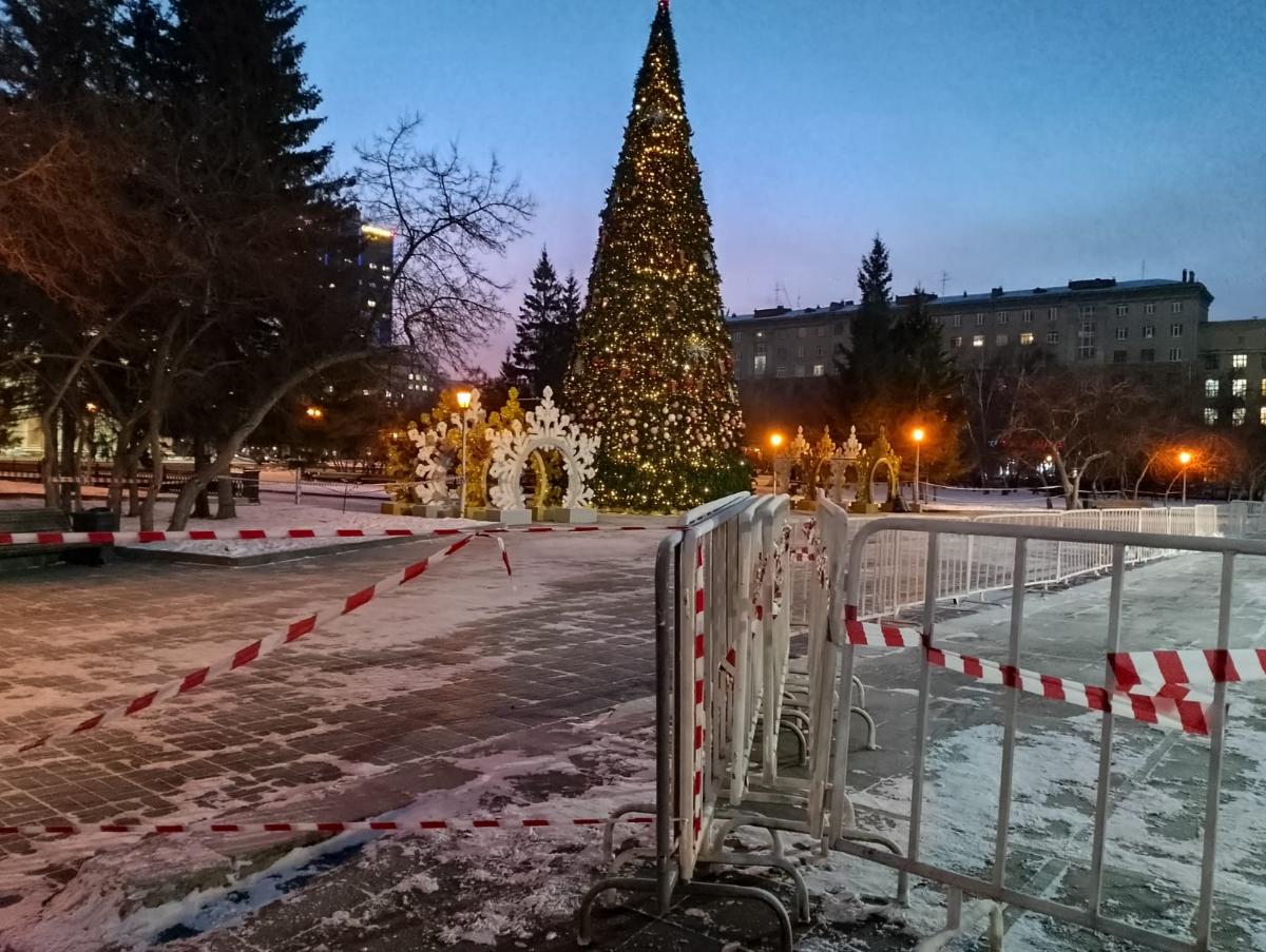 Елку на площади Ленина огородили от новосибирцев