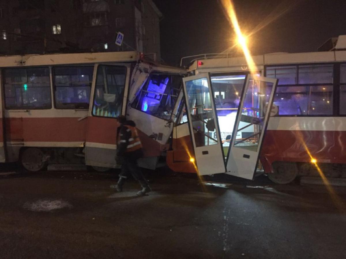 15 человек пострадали при столкновении двух попутных трамваев