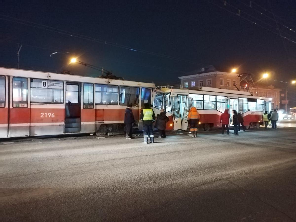 Две противоречивые причины столкновения трамваев озвучили мэр и спасатели